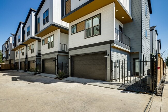 2339 Eagle St unit Entire Home–3BR 3.5B, Houston, TX 77004 - photo 2