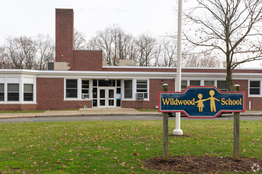 Wildwood Elementary School provides education in the neighborhood of 
Mountain Lakes.