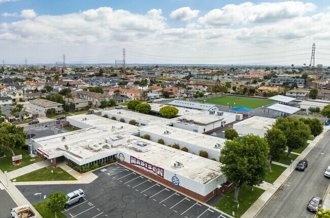 View Madison Elementary School in Redondo Beach, CA from above.