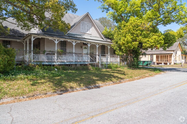 Older cottages in New Town date back a hundred or more years.