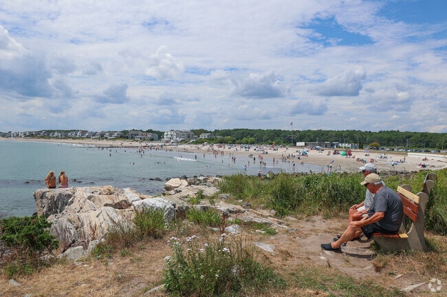 Soak in the stunning coastal scenery and relaxing atmosphere at Wallis Sands State Beach, where gentle waves meet soft sands and ocean views stretch for miles.