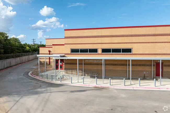 Eric Dahlstrom Middle School offers a student to teacher ratio of 15 to 1.