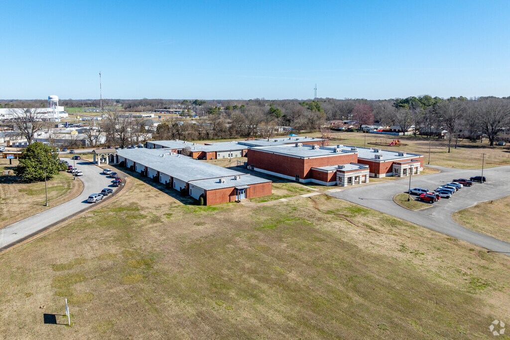 East Elementary School offers education to students in grades 2-6.