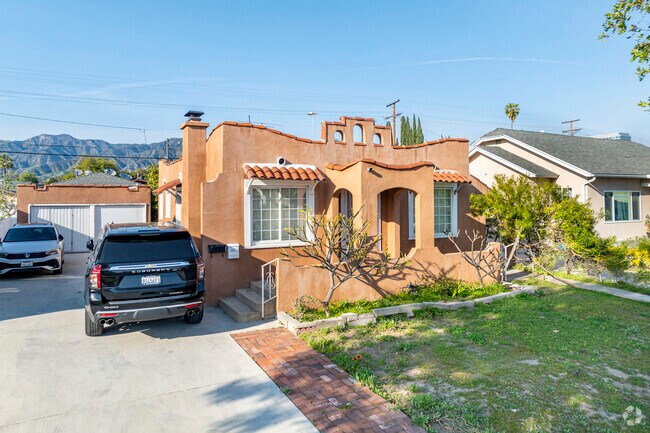 Walking through the neighborhood of Vineyard you can find unique Spanish inspired homes.