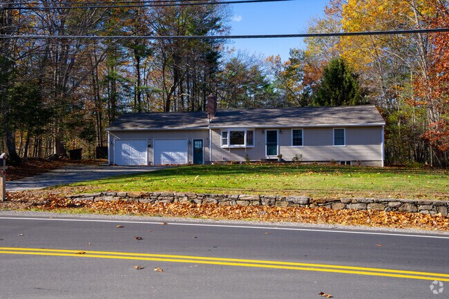 South Hampton’s ranch-style homes feature spacious yards and quiet surroundings.