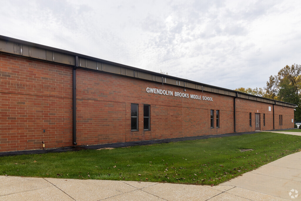 Brooks Middle School provides education in the neighborhood of 
South Holland.