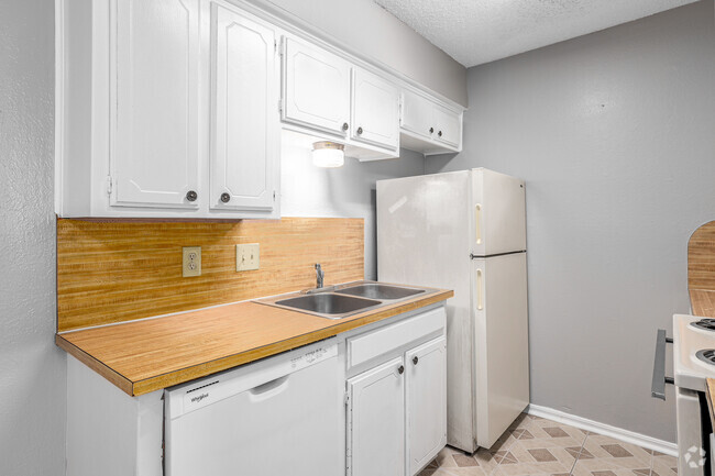 2BD, 1BA - 800SF - Kitchen