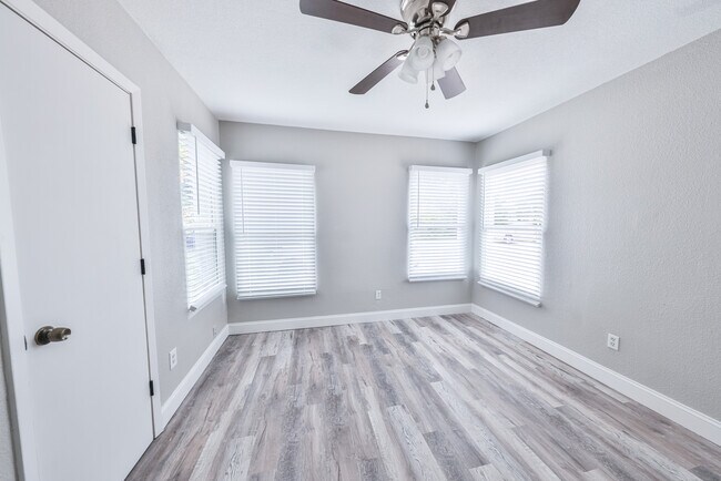 223 SE 13th St unit 2, Grand Prairie, TX 75051 - photo 7