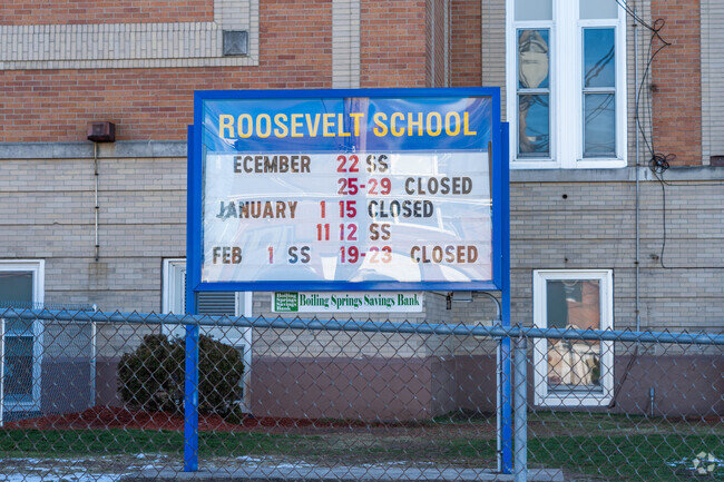 The student to teacher ratio of the Roosevelt Elementary School is 14-1.