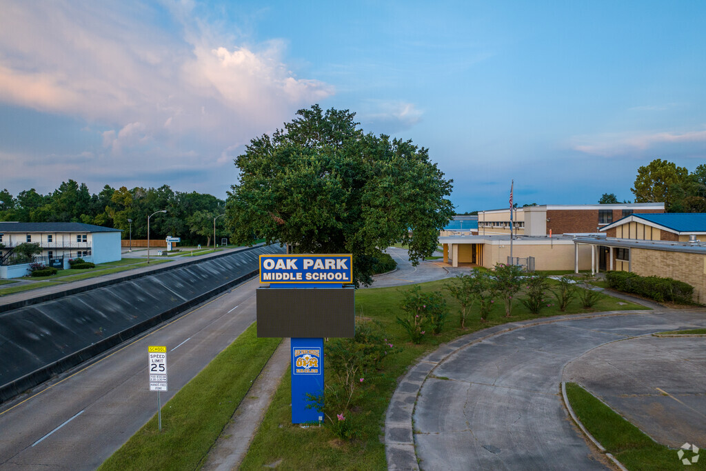 The courses at Oak Park Middle School encourages critical thinking and creativity.