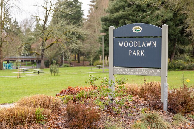Woodlawn Park Sign in Woodlawn