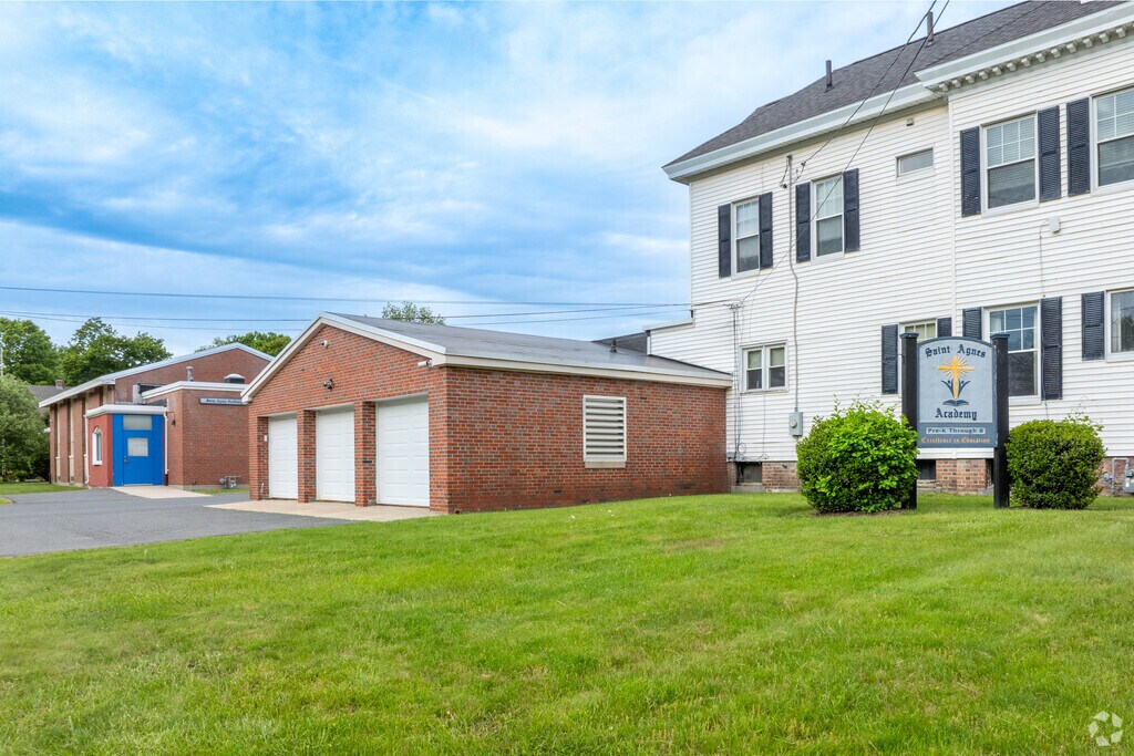 St. Agnes Academy has a student to teacher ratio of 12 to 1.