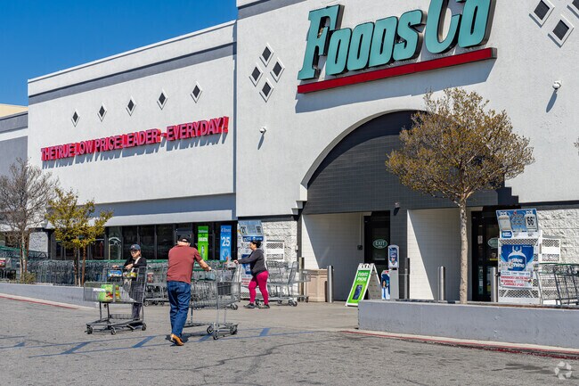 Homaker Park residents shop for groceries at their nearby FoodsCo.