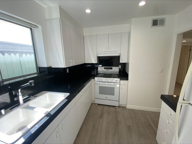 New Gas Range & Granite Countertops