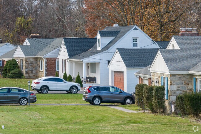 Modern and traditional farmhouse styles can be found in Nottingham.