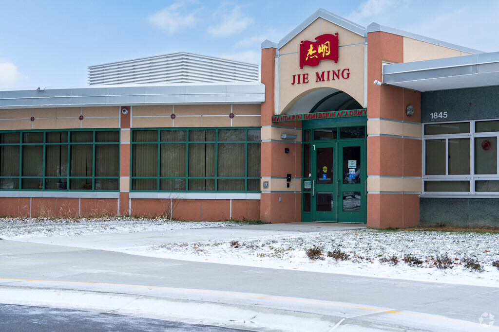 Jie Ming Immersion has a 77% math proficiency score.