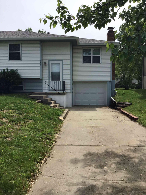 8907 Haskins St, Lenexa, KS 66215
