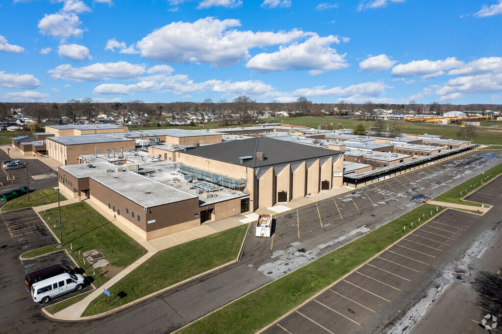 Students in grades 9th-2th attend Harry S Truman High School in Levittown.
