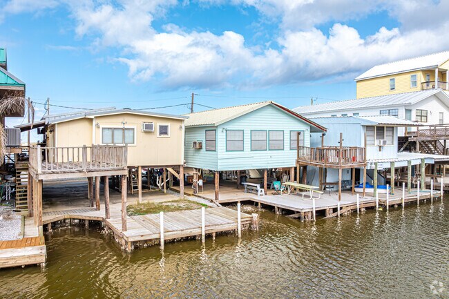 Many homes in Cocodrie are single story structures.
