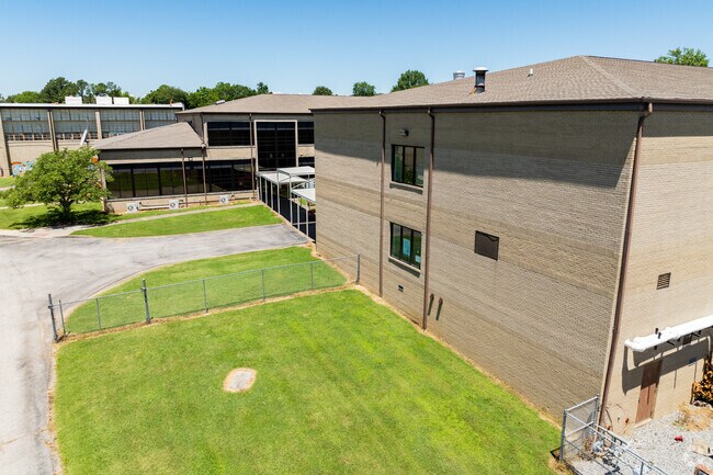 The student population of Reidland Middle School is 318 and the school serves 6-8.