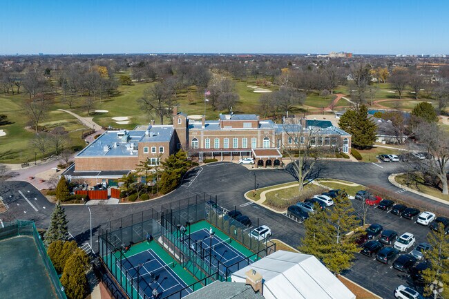 The Park Ridge Country Club offers pickleball courts and numerous other amenities.