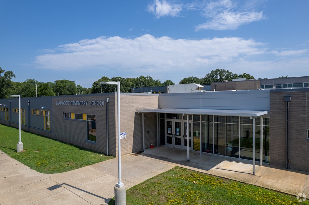 The main entrance to  Lakewood Elementary School.