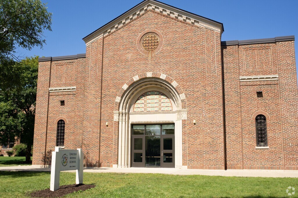 Lincoln Middle School serves students in the Park Ridge community.
