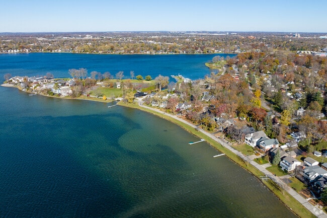 Sylvan Lake residents enjoy nearby shopping and dining options.
