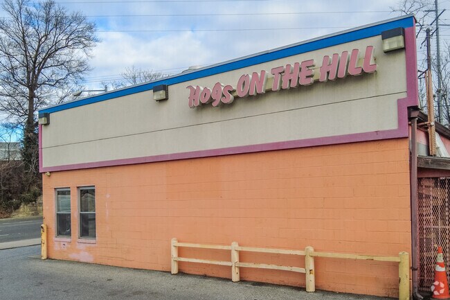 Hogs on the Hill is a popular barbeque restaurant among Gateway residents.