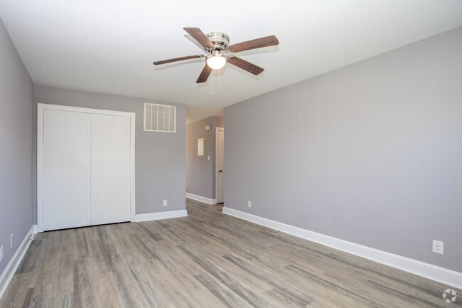 2BR, 1BA - 916SF - Living Area