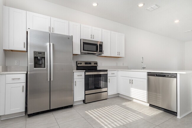 2037 Viewfinder St, Kissimmee, FL 34758 - photo 4