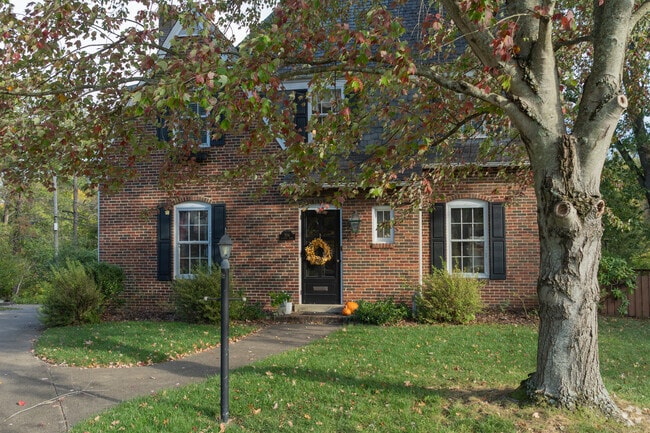 Southeast Hills offers finely manicured lawns and beautiful homes.