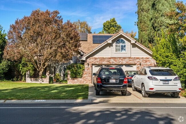 El Macero offers picturesque tree-lined streets and luxurious homes.