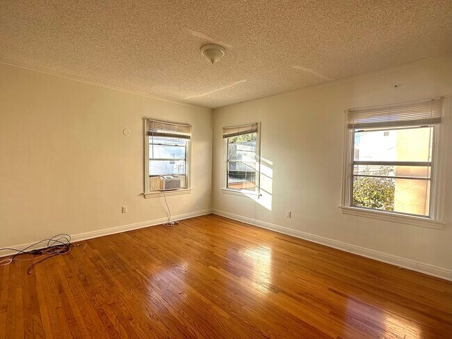 719 1/2 N Ridgewood Place unit Uptairs, Los Angeles, CA 90038 - photo 7