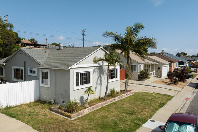 Row of renovated ranch style homes in different colors in Fairmont Park San Diego.