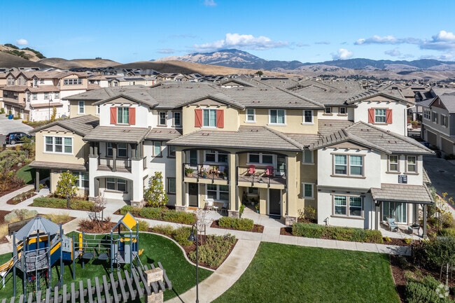 Stylish new townhomes bring comfort and urban appeal to San Ramon neighborhoods.
