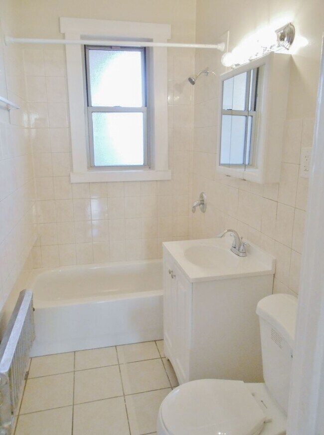 1607 W Berteau Ave unit 2, Chicago, IL 60613 - photo 5