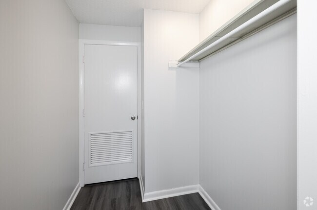 2BR, 2BA Classic - 800SF - Closet