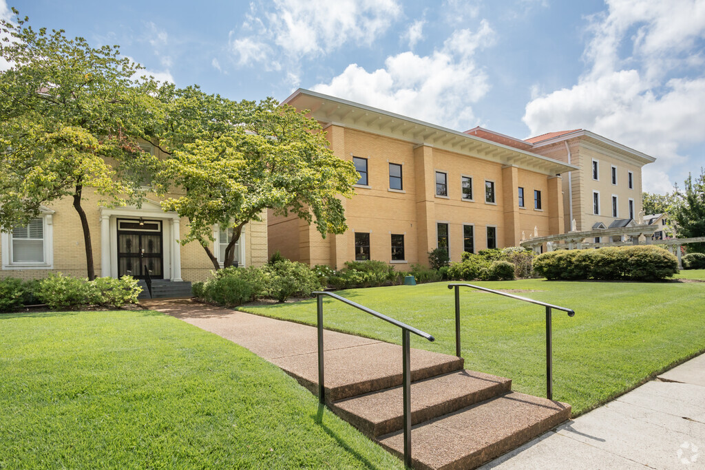 Immaculate Conception High School serves students in Memphis, TN.