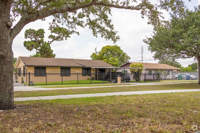 Some houses will have fences around them since Palmetto Lakes Neighborhood has a crime rate.
