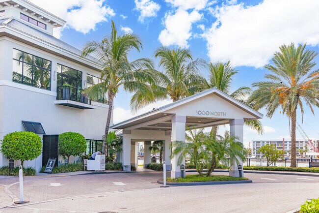 Bear's Club locals can find Modern American fare served by waterfront at 1000 North restaurant.