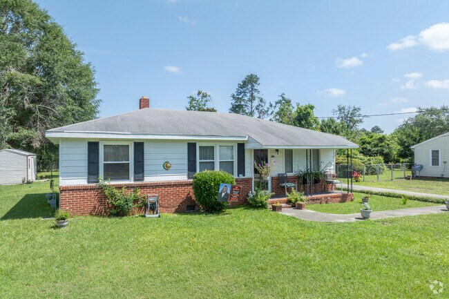 McDade’s older roads are lined with ranch-style homes, while newer lots include manufactured housing.