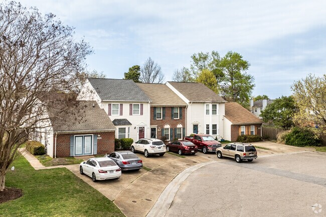 Townhouses of varying architectural styles add character to Kempsville Lake.​