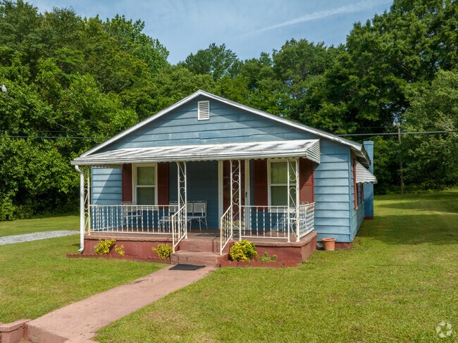 Fairforest is full of hold over mill style houses showing the towns history.