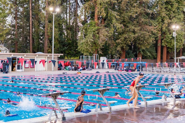 Rinconada Pool is a public outdoor pool in Community Center.