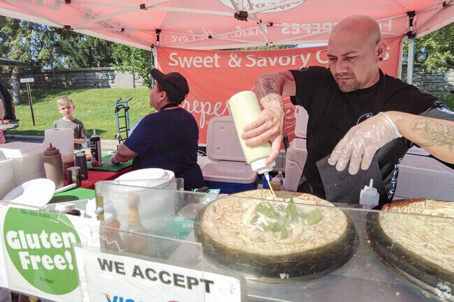 The Deerfield Farmer's Market offers fresh fruit and vegetables and freshly prepared food.
