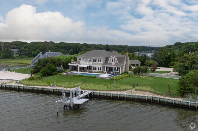 Waterfront homes in Remsenburg Speonk spare no expense.