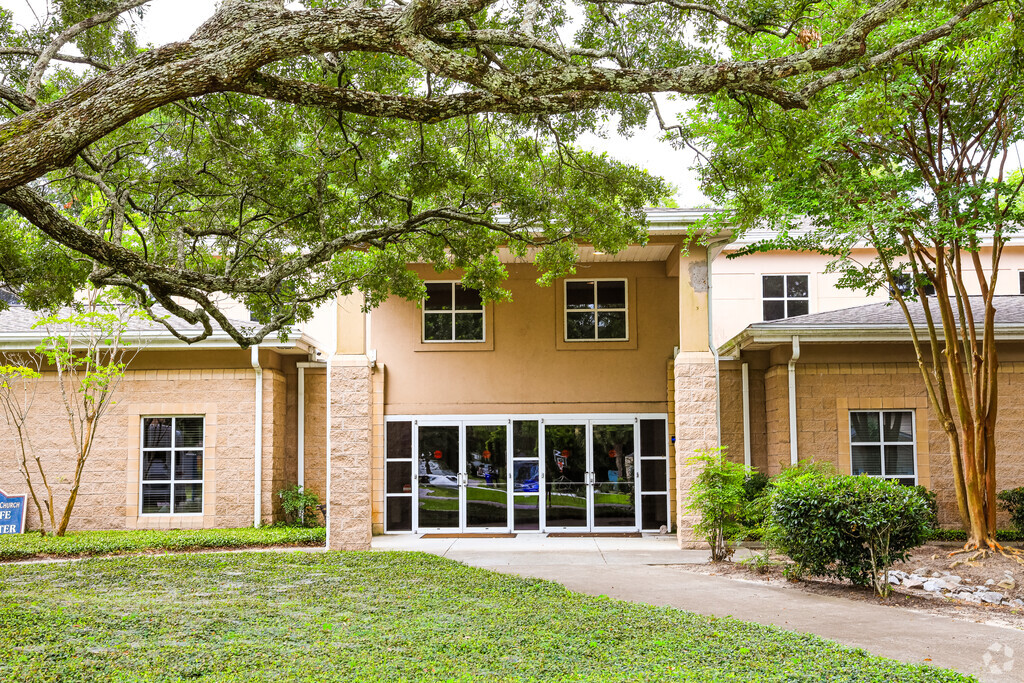 The University of the Low Country is a private 3-12 grade school located in Shemwood, SC.