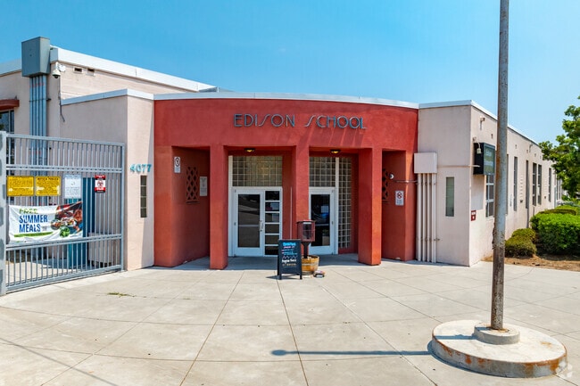 An entrance view to Edison Elementary School located in Corridor.