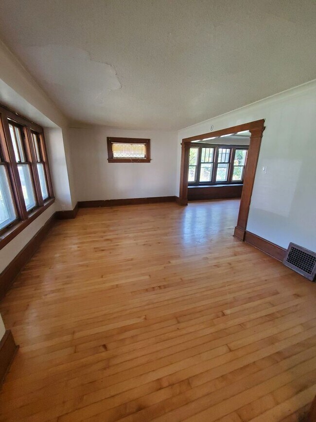 3201-3203-3203 W Bobolink Ave Unit 3201 - Lower, Milwaukee, WI 53209